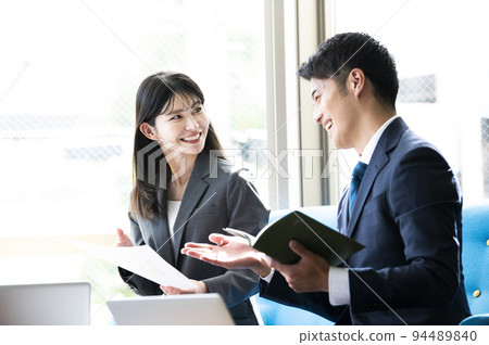 Business male and female 2 people meeting explanation sales Business male and female 2 people meeting explanation sales 94489840