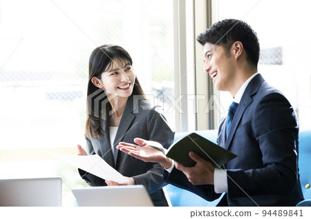 Business male and female 2 people meeting explanation sales 94489841