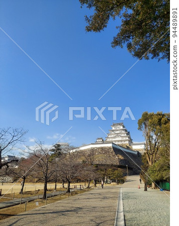 Himeji Castle and blue sky 94489891