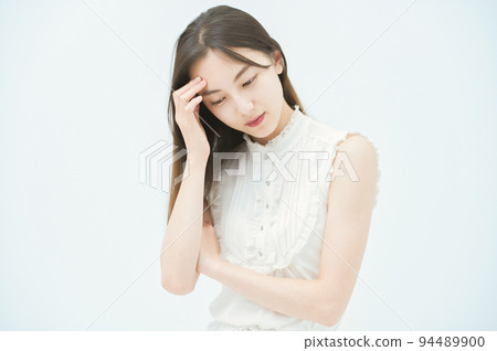 Young woman with stressed expression 94489900