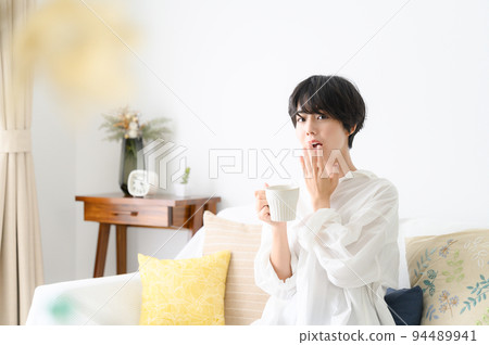 一個女人在她的房間裡放鬆驚訝 94489941
