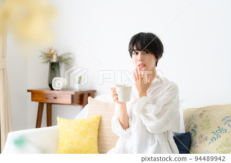 一個女人在她的房間裡放鬆驚訝 94489942