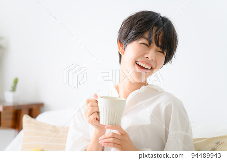 一個帶著可愛微笑的女人放鬆和喝酒 94489943