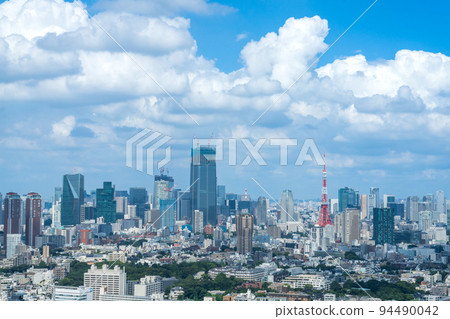 太陽耀眼;東京的夏季城市景觀 太陽耀眼;東京的夏季城市景觀 94490042