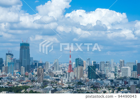 太陽耀眼；東京的夏季城市景觀 94490043