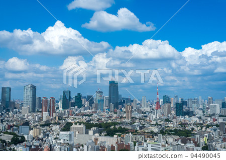 太陽耀眼；東京的夏季城市景觀 94490045