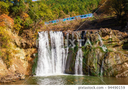Autumn in Nasukarasuyama, Tochigi Ryumon Falls with colored leaves 94490159