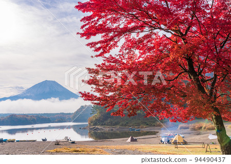 (山梨縣)精進湖富士山和湖邊的楓樹與鮮紅的秋葉 (山梨縣)精進湖富士山和湖邊的楓樹與鮮紅的秋葉 94490437