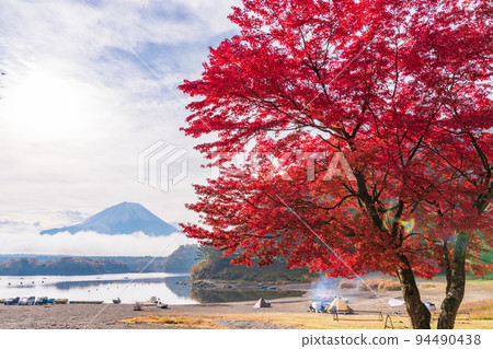 (山梨縣)精進湖富士山和湖邊的楓樹與鮮紅的秋葉 (山梨縣)精進湖富士山和湖邊的楓樹與鮮紅的秋葉 94490438