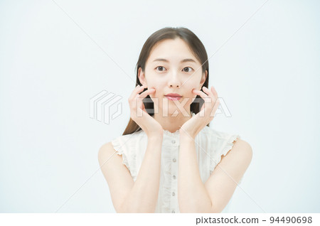 A woman checking the condition of her skin 94490698