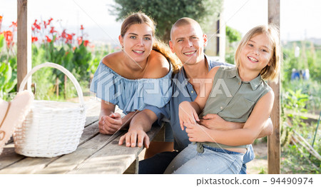 Portrait of happy family 94490974