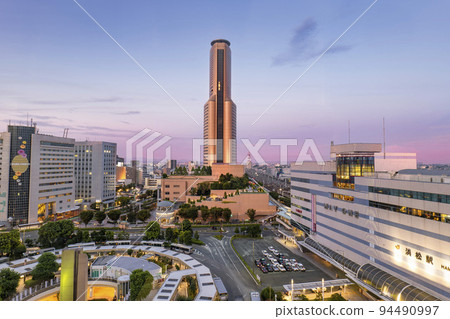 靜岡縣濱松市JR濱松站北口從傍晚到日落的都市風景 靜岡縣濱松市JR濱松站北口從傍晚到日落的都市風景 94490997