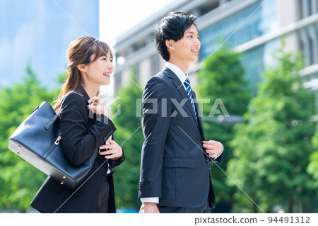 Business woman male smartphone team sales businessman 94491312