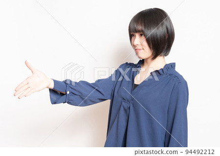 年輕女子伸出手握手 年輕女子伸出手握手 94492212
