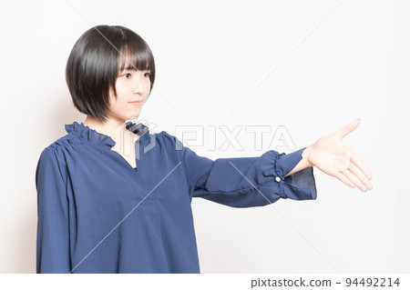 年輕女子伸出手握手 年輕女子伸出手握手 94492214