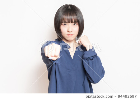 做拳擊姿勢的年輕女人 94492697