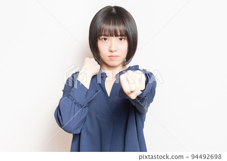 做拳擊姿勢的年輕女人 做拳擊姿勢的年輕女人 94492698