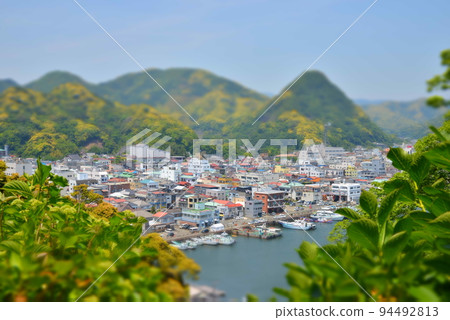 A port town surrounded by mountains 94492813