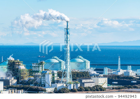 Thermal power plant in commercial operation with white smoke Thermal power plant in commercial operation with white smoke 94492943