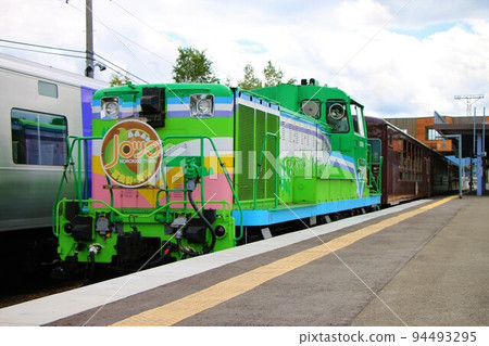 Furano Line Furano Station DE15 Type Diesel Locomotive + 510 Series Passenger Car "Furano/Biei Norocco" 94493295
