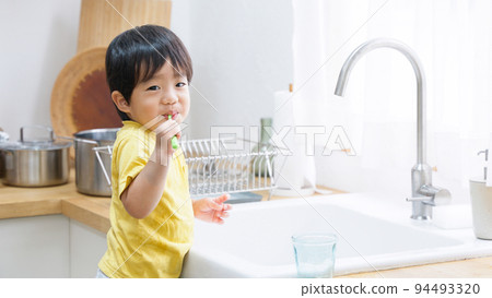 Child brushing teeth (prevention of tooth decay) Child brushing teeth (prevention of tooth decay) 94493320