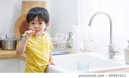 兒童刷牙（預防蛀牙） 94493321