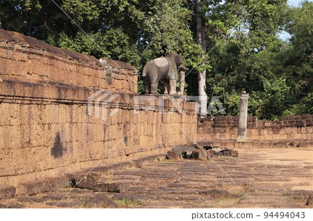siem reap angkor ruins east mebon elephant statue siem reap angkor ruins east mebon elephant statue 94494043
