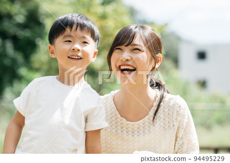 微笑的男孩在公園玩耍和母子撫養形象 94495229