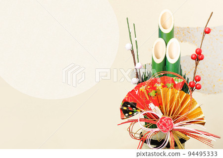 A New Year's card that decorates the room with kadomatsu decorations for the New Year 94495333