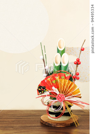 A New Year's card that decorates the room with kadomatsu decorations for the New Year 94495334
