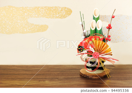 用門松裝飾新年的新年賀卡 用門松裝飾新年的新年賀卡 94495336