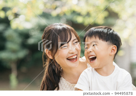 微笑的男孩在公園玩耍和母子撫養形象 94495878