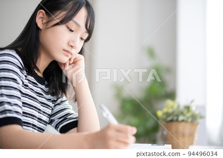 在家學習的學生 在家學習的學生 94496034