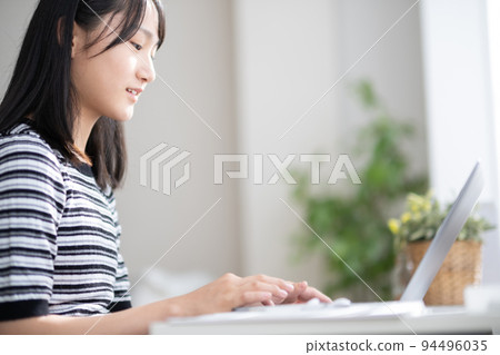 在家學習的學生 在家學習的學生 94496035