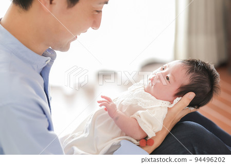 家庭嬰兒和爸爸 94496202