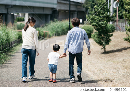 父母和孩子在公園裡散步的背影/度假時的家庭形象 94496301