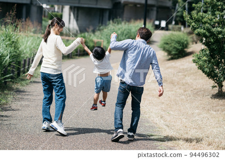 父母和孩子在公園裡散步的背影/度假時的家庭形象 94496302