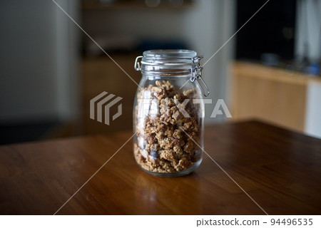 玻璃罐中的自製格蘭諾拉麥片 94496535