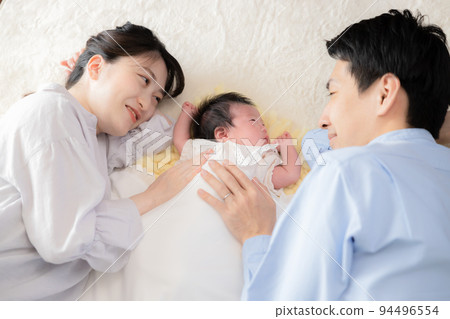 家庭 一對夫婦安撫嬰兒 94496554