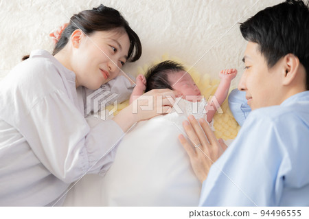 家庭 一對夫婦安撫嬰兒 94496555