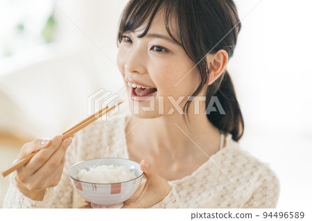 一個女人吃米飯的形象 94496589