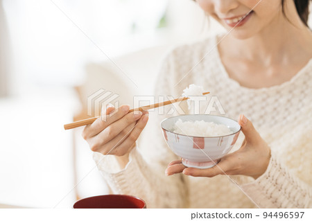 一個女人吃米飯的形象 一個女人吃米飯的形象 94496597