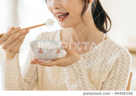 一個女人吃米飯的形象 一個女人吃米飯的形象 94496598