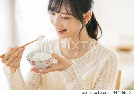 一個女人吃米飯的形象 94496600