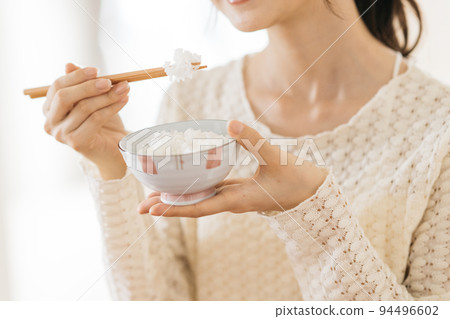 一個女人吃米飯的形象 94496602