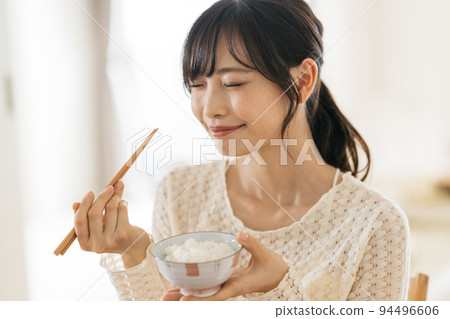 Image of a woman eating rice 94496606