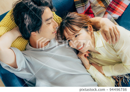 在客廳裡放鬆的情侶 94496786