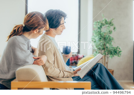 放鬆對年輕的夫婦 94496794