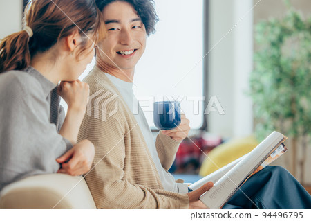 放鬆對年輕的夫婦 94496795