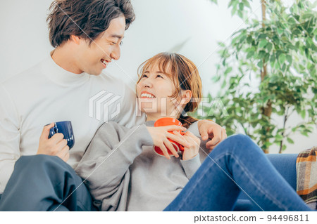 看平板電腦的年輕男女 94496811